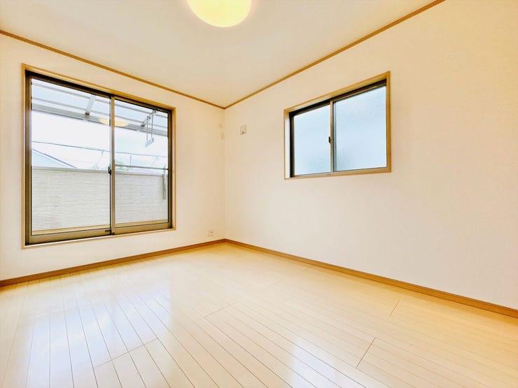 大きな窓があり、たっぷりの自然光が差し込む明るい洋室です。心地よい開放感に包まれた空間は、毎日の疲れを癒やす。朝は爽やかな光ですっきりと目覚める、健康的な暮らしが叶いそうです