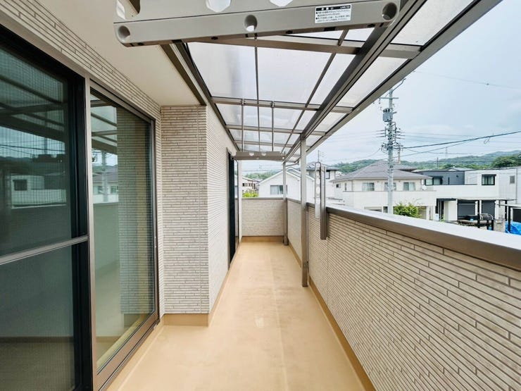 太陽の光がたっぷり降り注ぐ、開放的なバルコニー。遮るもののない日当たりと通風で、毎日のお洗濯物や大きなお布団もカラッと気持ちよく乾きます。清々しい青空を見上げながら家事も楽しくこなせそう♪