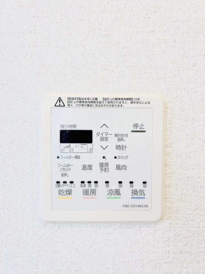 快適な浴室ライフには欠かせない浴室乾燥機。子育て世代や忙しい毎日の味方です。雨の日や夜間でも、天候を気にせず洗濯物を干せるのが魅力。生乾き臭の心配もなく、日々の家事効率がグッとアップします。
