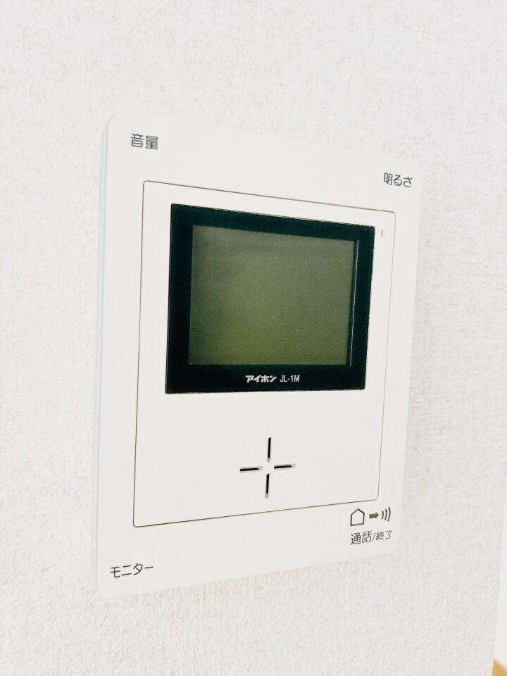 来客時に便利なTVモニター付きインターホン!お子様のお留守番にも安心です♪ 訪問者の顔や様子を室内からしっかり確認してから応対できるため、不審な勧誘や突然の来客にも落ち着いて対応できます。