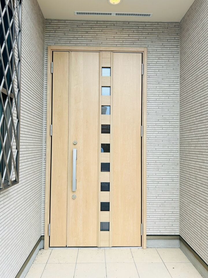 玄関にはご家族の靴をたっぷり収納できるシューズボックスをご用意。玄関先を綺麗に保てます。お家の顔である玄関をすっきりと見せることで、お招きしたゲストにも好印象を与える、明るく爽やかな空間です。