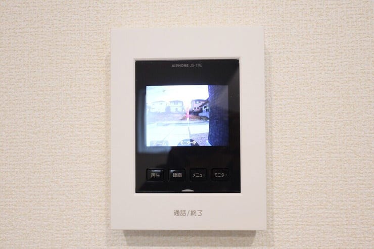 ○カラーモニター付インターホン○ 同仕様
不在時の訪問は自動で録画されます。
訪問者の顔が確認できるのでお子様の留守番にも安心です♪