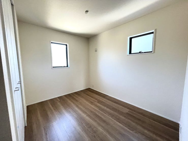 ◇洋室◇ 同仕様
2面採光のお部屋は明るく風通しが良いです♪
収納もしっかり出来ますよ!