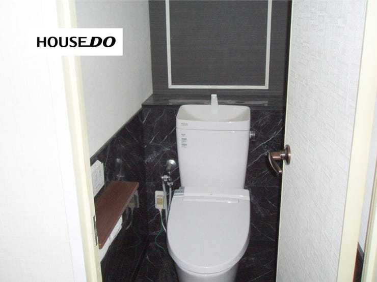 落ち着いた色合いのトイレは、清潔感と高級感を両立。手洗い付きで毎日快適に使えます。