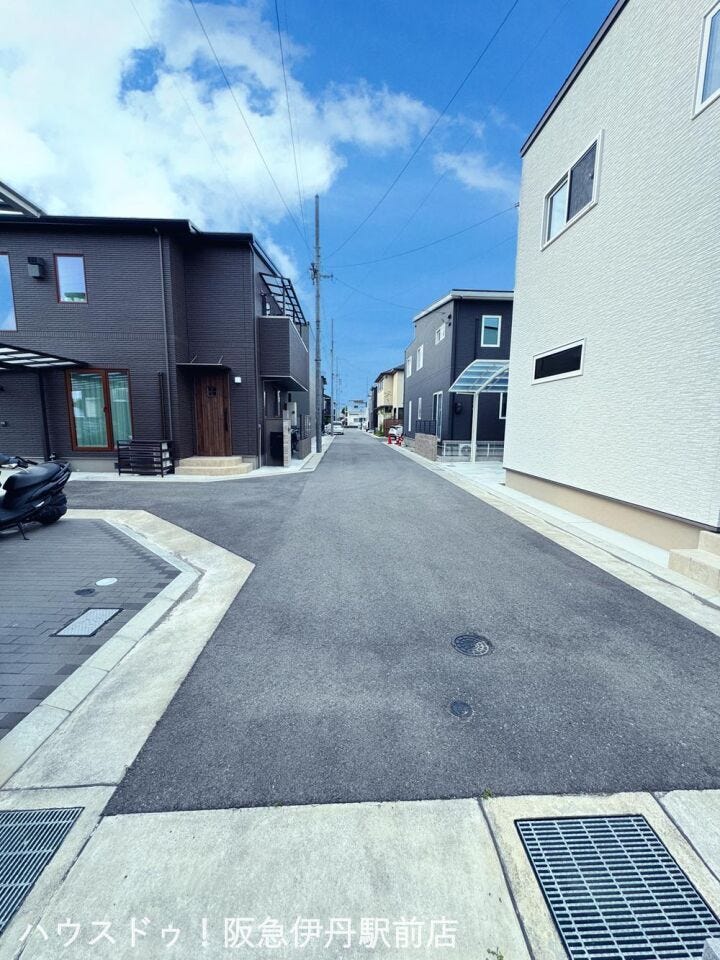 開発分譲地内の整備された道路。閑静な住環境で車の出入りもスムーズ。