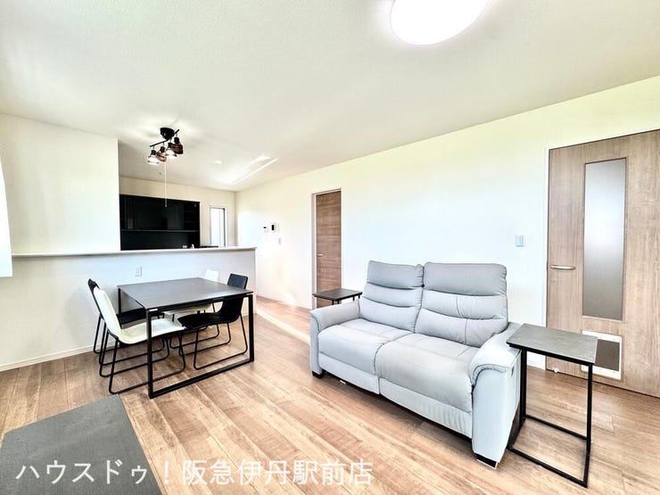 15帖LDKは陽当たり良好な南向き設計です。