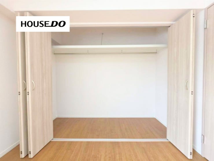 横幅と奥行きのある大型クローゼット。衣類はもちろん、布団や季節用品などもまとめて収納できます