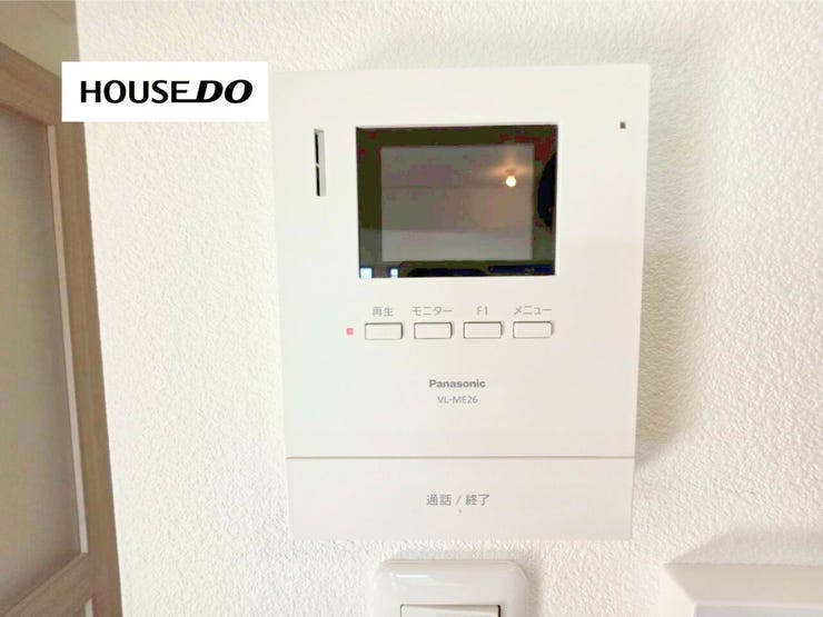 来訪者の顔を室内から確認できるTVモニター付きインターホンを設置。お子様のお留守番時にも安心感があります。