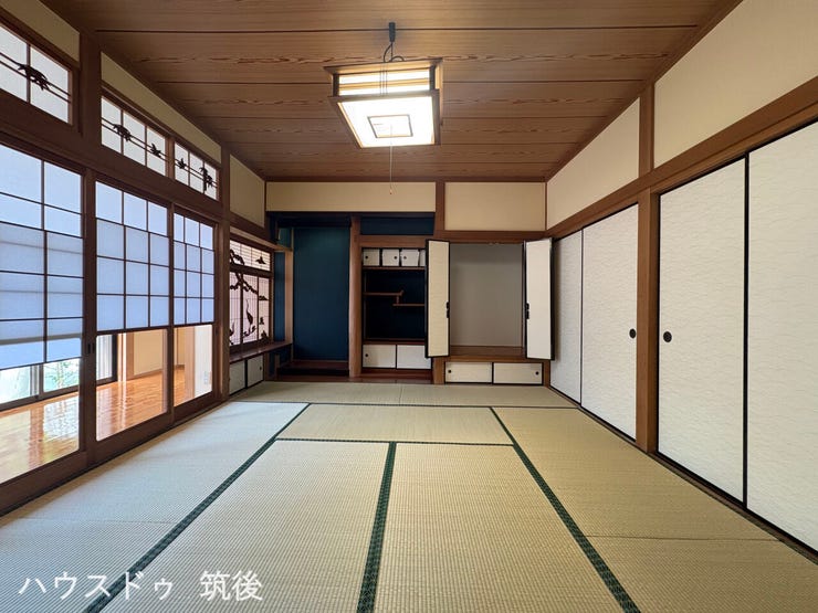 【伝統を感じる広々和室10帖】表替え完了で清々しい畳の香りが広がる快適空間!床の間付きの上質な和空間は、行事や来客時にも大活躍します。