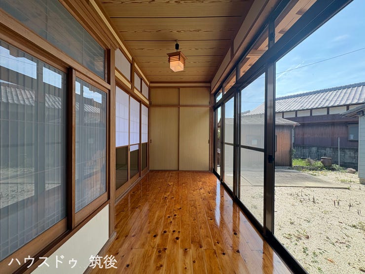 【しっとり落ち着く北側の広縁】強い直射日光を避け、年間を通して安定したやわらかな光が届く板張り空間!お庭を眺めながら読書やお茶を楽しめる憩いのスペースです。現地で風情をご体感ください。