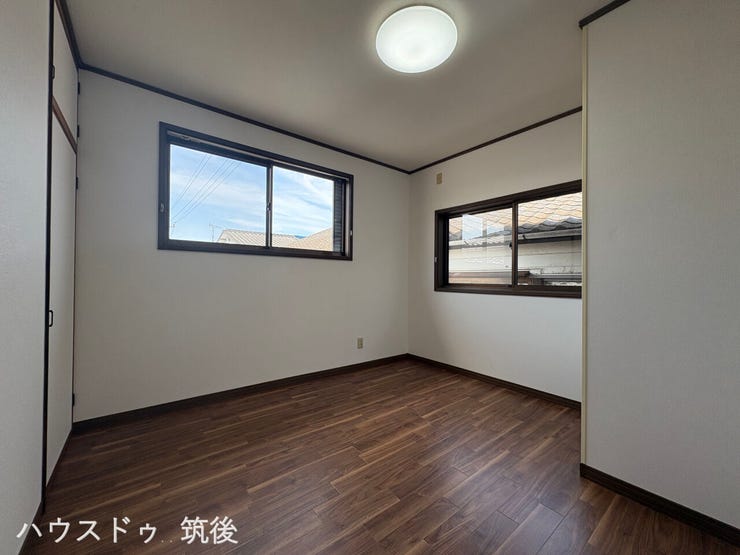 【2面採光で明るい洋室5.6帖】2箇所からの自然光で心地よい空間!風通りも良好で年間通して快適に過ごせます。子ども部屋や書斎、リモートワーク用としても好適です。