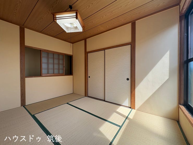 【陽当たり良好な和室6帖】大きな窓からあたたかな光が差し込む明るい室内!バルコニーへ出入り可能で風通りも良好です。