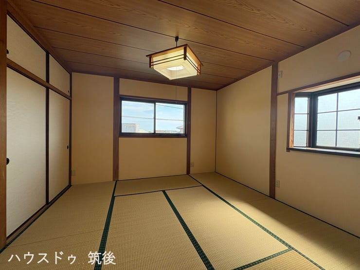 【2面採光で明るい和室8帖】出窓からやわらかな光が差し込む心地よい空間!客間や寝室、ご家族の寛ぎスペースとして活躍します。