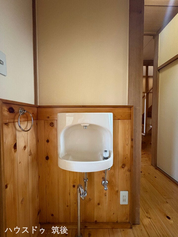 【木の温もりが感じられる手洗いスペース】手洗い動線に配慮された設置位置!トイレの手前にあるため衛生的に使用できます。タオル掛け付きで日常使いしやすく快適にお過ごしいただけます。
