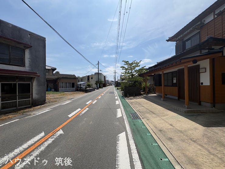 【車移動もスムーズな前面道路】しっかりと整備された公道に面した立地!道幅にゆとりがあり車の出し入れもスムーズに行えます。周辺環境や接道状況も併せてぜひ現地でお確かめください。