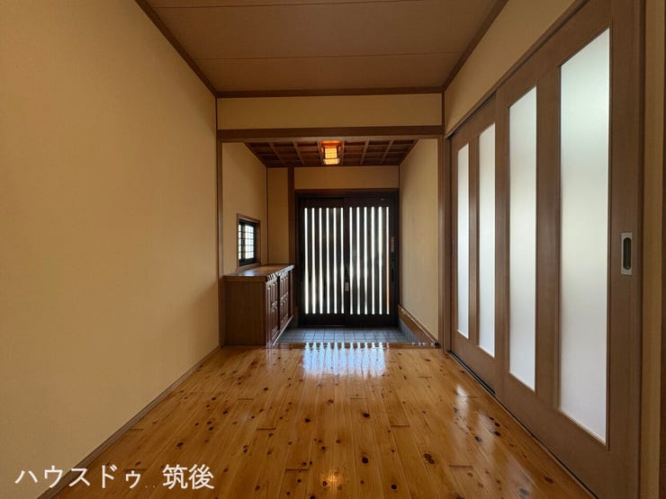 【広々とした開放的な玄関ホール】和の落ち着きと木の温もりが感じられるゆとりの玄関!大きなシューズボックス完備でスッキリ収納可能です。