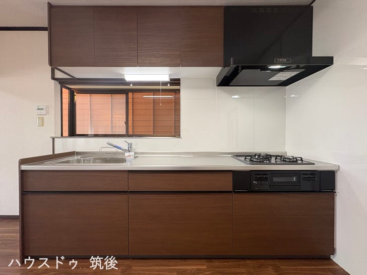 【2026年4月新品交換のシステムキッチン】シックな木目調が魅力的な清潔感のあるキッチン!便利な吊戸棚やスライド収納を備え、毎日の家事を快適にサポートしてくれます。