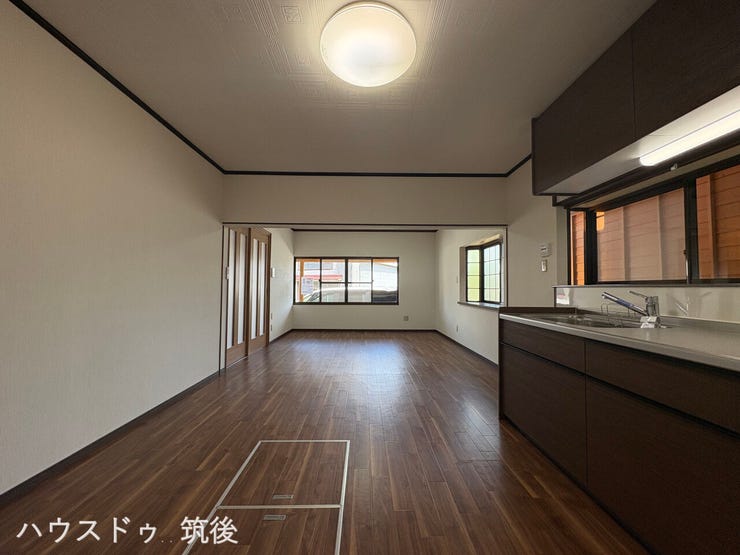 【奥行きのある明るいLDK空間】多方面からの採光で明るく広々とした居室空間!きれいなフローリングとクロスで快適に過ごせます。床下収納もありスペースを有効活用していただけます。