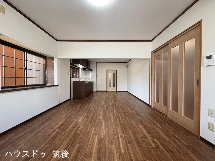 【内装リフォーム済で綺麗な室内】木のぬくもりが感じられる広々リビング!引き戸で空間をすっきりまとめられます。