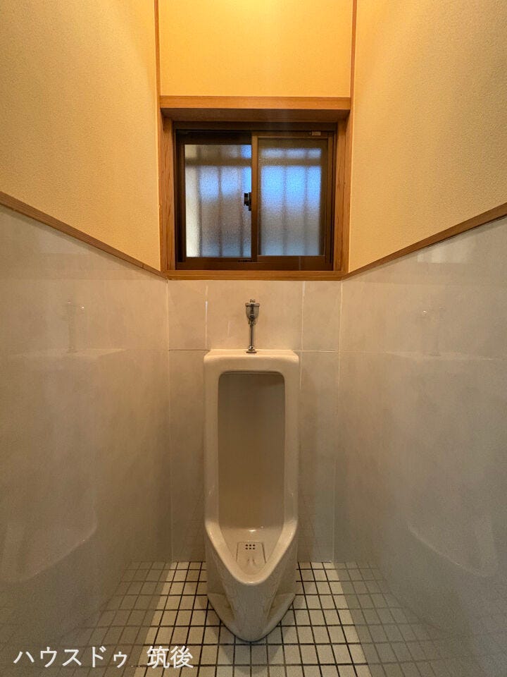 【男性用小便器を備えた独立トイレ】朝の混雑時にも安心の個別トイレ設計!腰壁パネル仕上げでお手入れがしやすく清潔に保てます。小窓付きで換気もスムーズ。