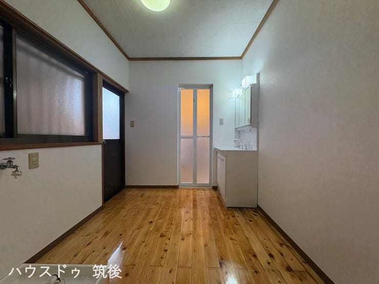 【ゆとりある広さの洗面脱衣室】脱衣スペースが広く朝の身支度も快適!勝手口付きで洗濯物を外へ干す動線もスムーズです。