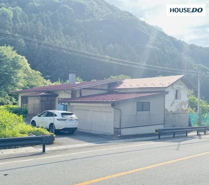 【外観】
緑豊かな自然に囲まれた平屋の戸建てです。敷地内にはゆったりとした駐車スペースも確保されています。