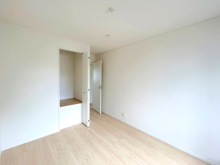 【洋室】
部屋の広さが適度なため、家具の配置やインテリアデザインがしやすく、狭すぎず広すぎない居心地の良い空間を作れます。
また、家族構成やライフスタイルに合わせて使い方を変えることができます。