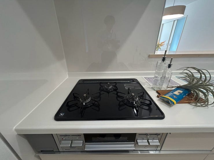 【三口コンロ】
三口コンロは大人数分の料理を手早く準備する際に便利です。大家族の方やパーティーやイベントのときにも活躍します。
さらに強火、中火、弱火を使い分けて、それぞれに適した調理ができます。