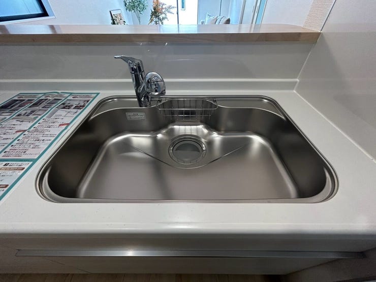 【手軽に美味しいお水を】
浄水器付きシンクなら、重いミネラルウォーターを買い運ぶ手間やコストを大幅に削減。
また毎日の料理にも贅沢に浄水を使えることができ、家事の手間を減らすことができる設備です。