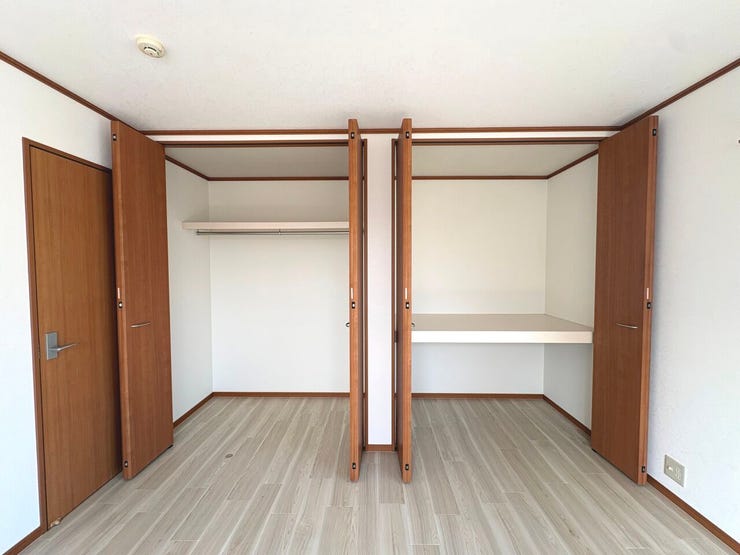 9帖の洋室。お洋服だけでなく、キャリーケース等の荷物もすっきり収納できるクローゼット完備!