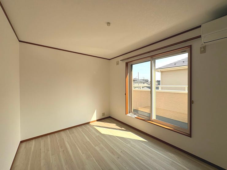 6帖の洋室。全居室南西向きで陽当たりの良い空間です。