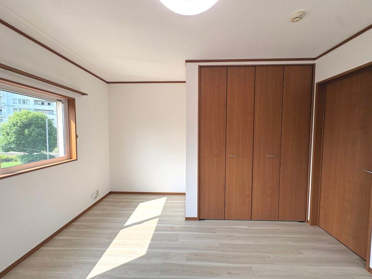 7帖の洋室。各居室に収納を完備しており、整頓されたお部屋づくりが叶います。