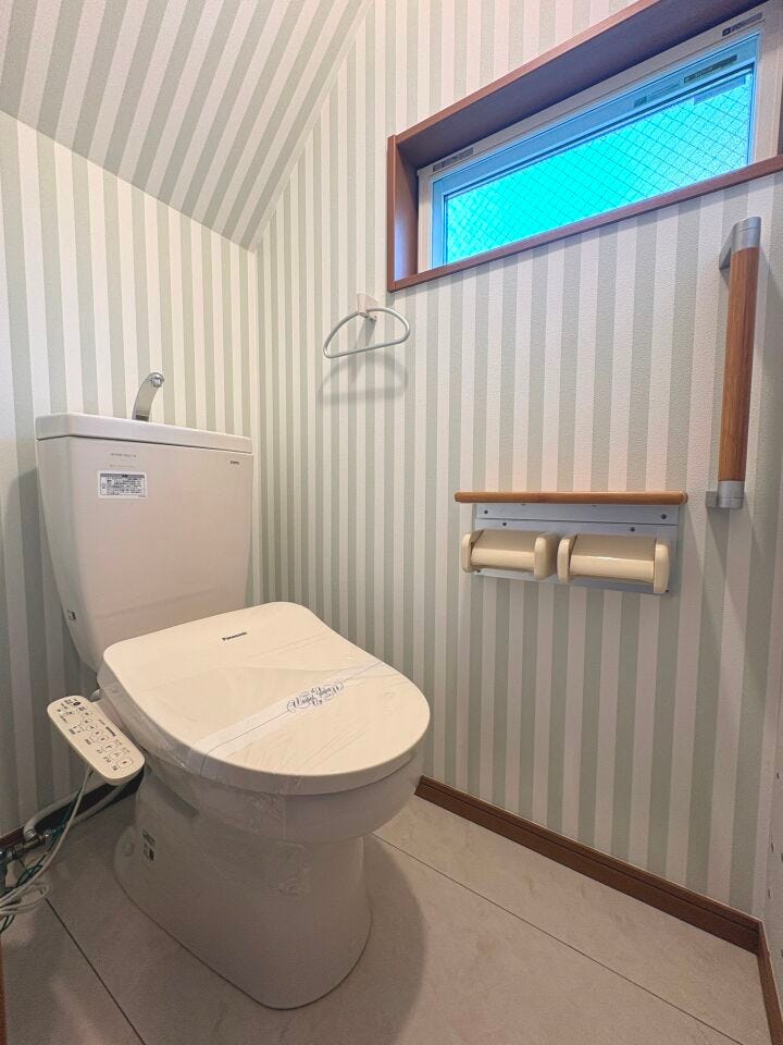 温水洗浄便座付トイレ。各階トイレで混雑時も安心です。