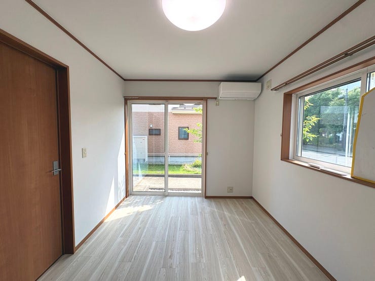 6帖の洋室。玄関から直行できるお部屋につき、来客部屋としてのご使用も可能です。