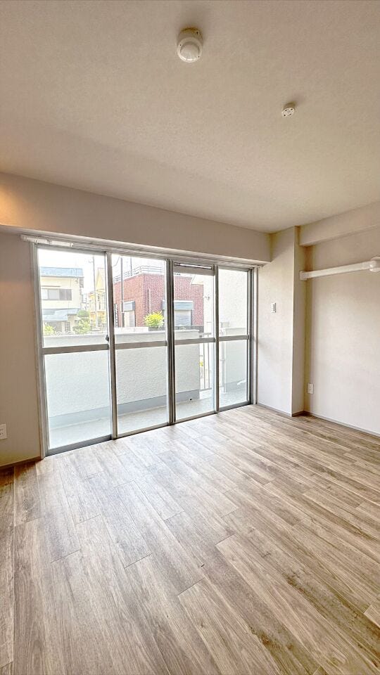 大きな窓から差し込む自然光が、室内全体を明るく照らし出し、開放感のある居心地の良い空間を演出しています。
