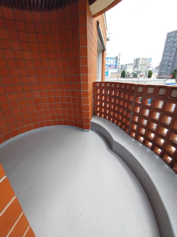 《バルコニー》
日当たりも望めるのでお部屋の中も明るくなります!