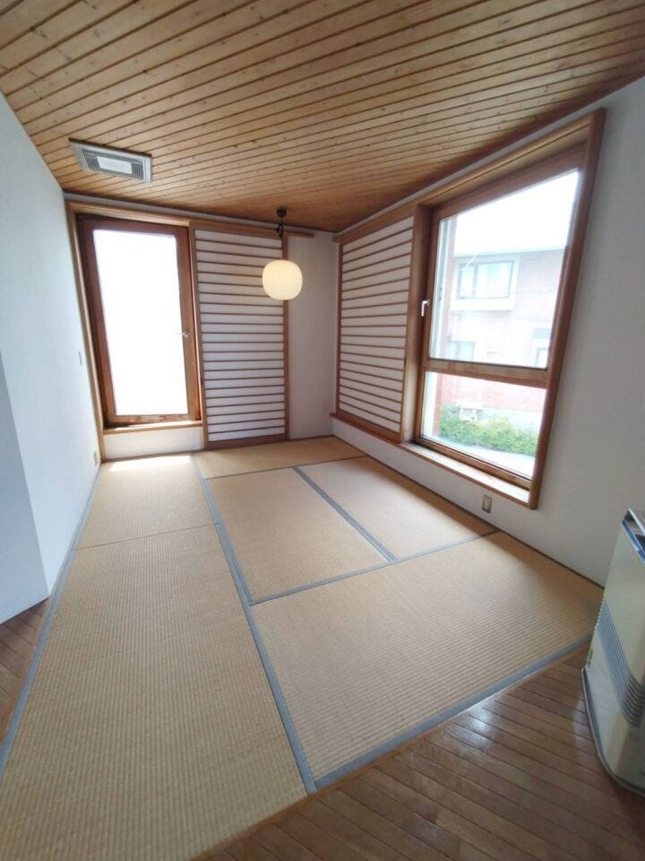 《2階 和室2》
ベランダに面した窓があり日当たり良好。
お天気の良い日は暖かな居室となります!