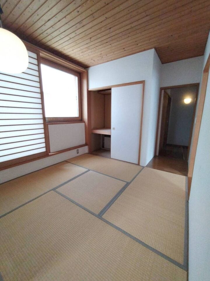 《2階 和室1》
書斎と隣接するお部屋です。
畳の上でゆっくりお昼寝などリフレッシュしていただける空間です!
収納スペースも確保しています。