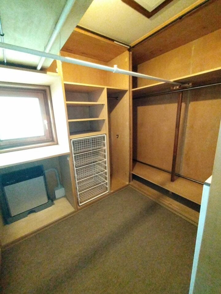 《納戸》
季節のグッズやストック等の収納を一手に引き受けてくれる頼もしい存在です。