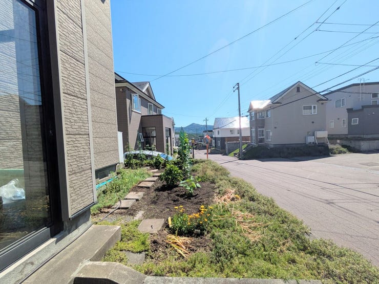 道路側庭
家庭菜園も楽しめる庭です♪