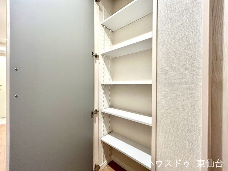 ちょっとした物をさっとしまえる、気の利いた収納スペース。