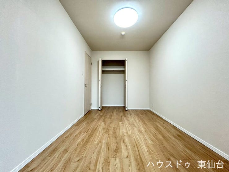 収納を確保し、寝室として使いやすいバランスの良い一室