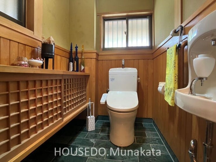 収納も備えた、広々としたトイレ室内