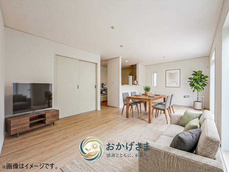 【リビング・ダイニング】
※画像は家具設置イメージです。
木目調のフロアとナチュラルな家具が調和した、温かみのあるLDK。広々とした空間で、家族が自然と集まります。