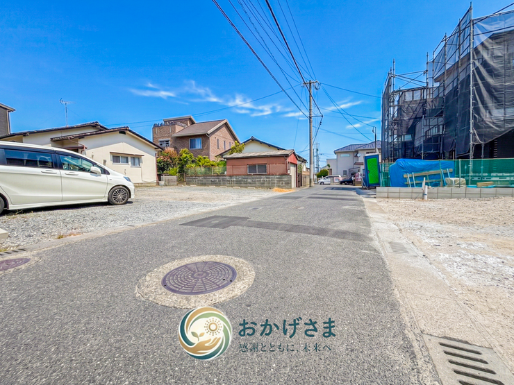 【前面道路】
交通量が少なく、閑静な住宅街に面した前面道路。安全で落ち着いた住環境です。