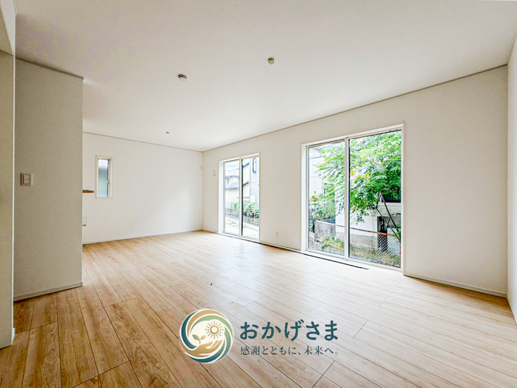【リビング】
大きな掃き出し窓から明るい陽光が差し込むリビング。フラットなフロアで、家具のレイアウトも自由自在です。
