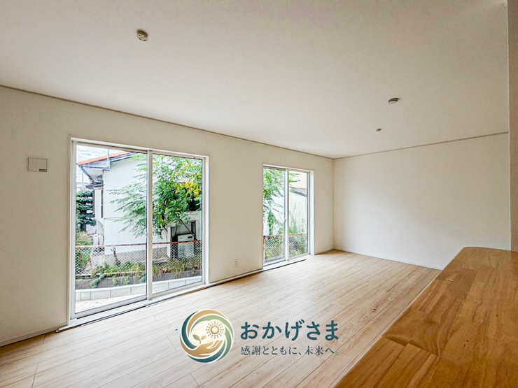 【リビング】
キッチン側から見たリビング。開放的な空間で、家族が自然と集まり、くつろげる場所になっています。