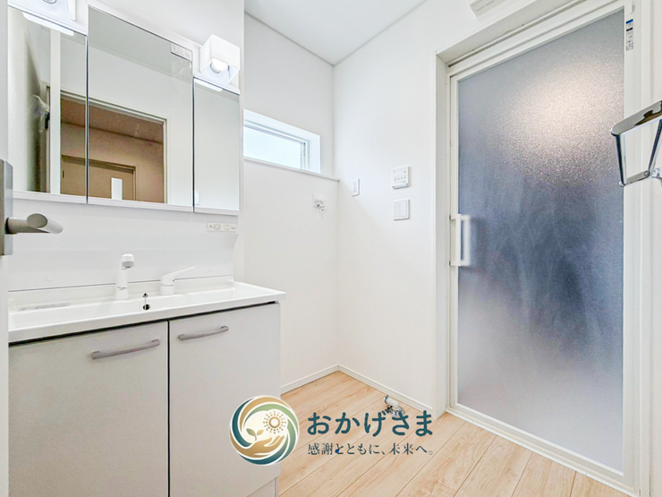 【洗面脱衣室】
白を基調とした清潔感のある洗面脱衣室。三面鏡付きの洗面台は収納力も高く、朝の身支度もスムーズに。