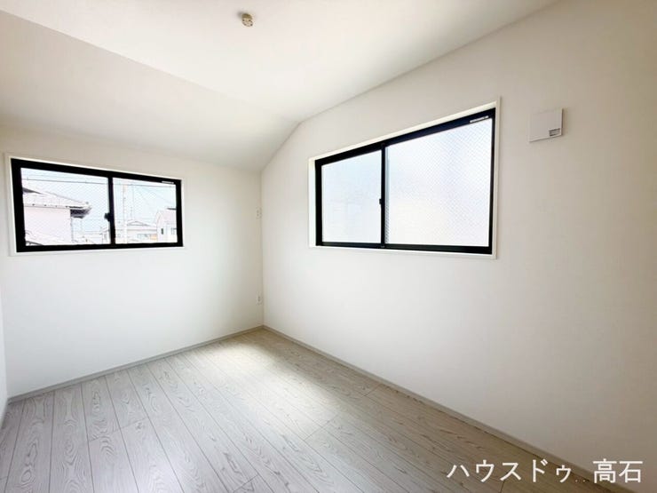 5.0畳洋室
明るく清潔感のある洋室。