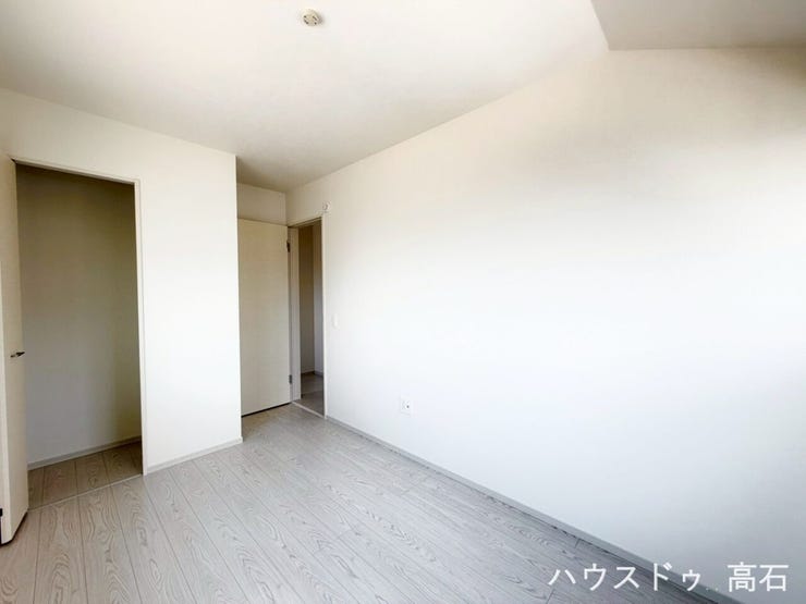 5.0畳洋室
クローゼット付きで収納も確保され、ライフスタイルに合わせて多目的にご利用いただけます。